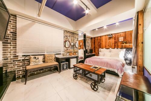 February Hotel Susung