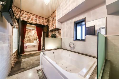 February Hotel Susung