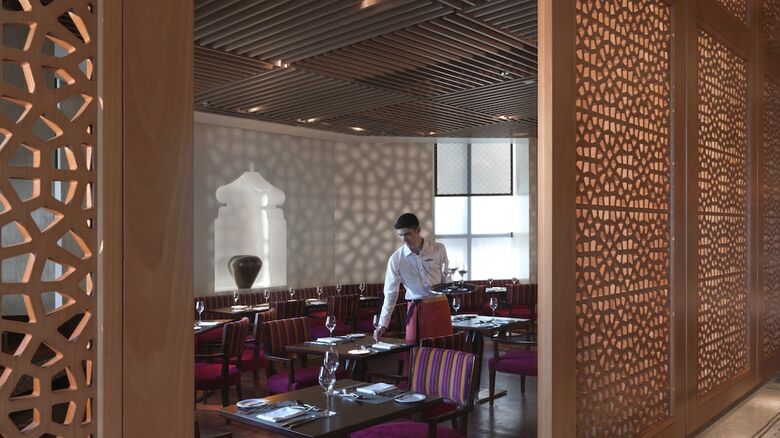 Bab Al Qasr Hotel