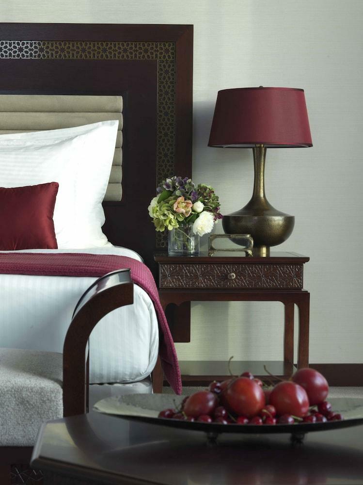 Bab Al Qasr Hotel