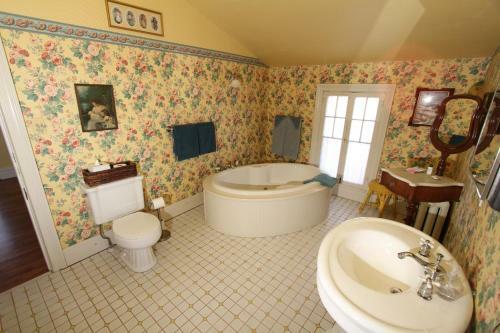 Carriage House Bed & Breakfast