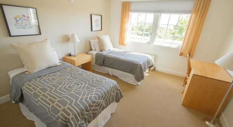 Hostal Easton Hall