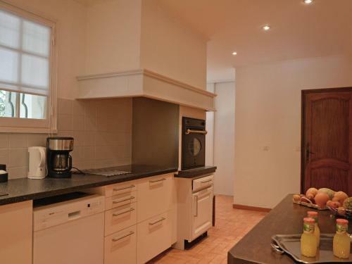 Lush Villa In Beaucaire With Swimming Pool