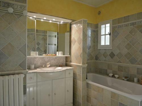 Lush Villa In Beaucaire With Swimming Pool