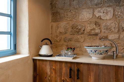 Bed & Breakfast Arabesque: An Arts And Residency Center In Old Acre
