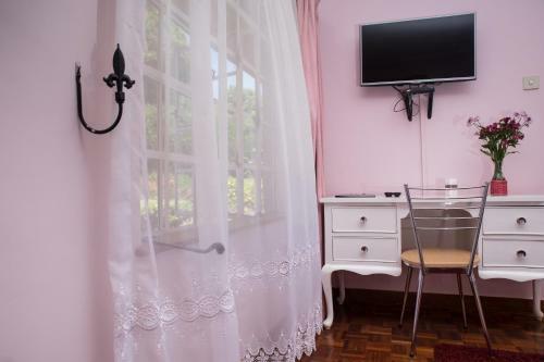 Hostal Adies Garden Suites