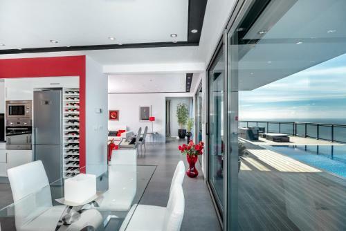 Villa S�o Louren�o - By Mhm