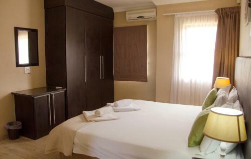 Three Oaks And An Aloe Boutique Hotel