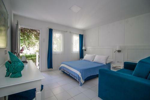 Blue & White Hotel