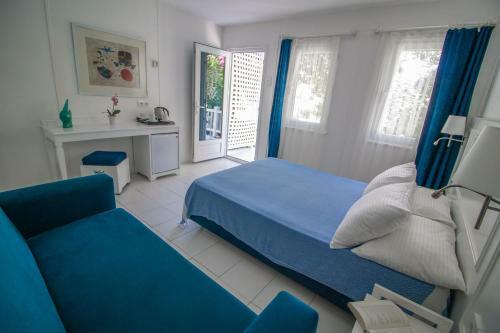 Blue & White Hotel