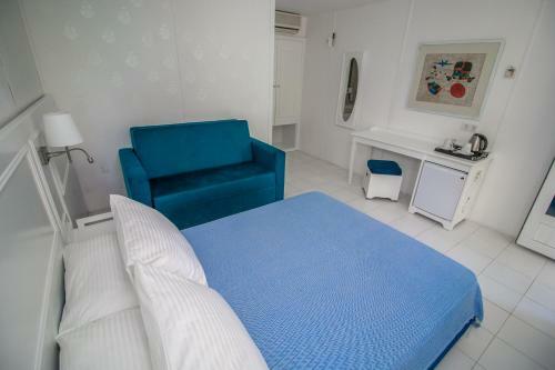 Blue & White Hotel