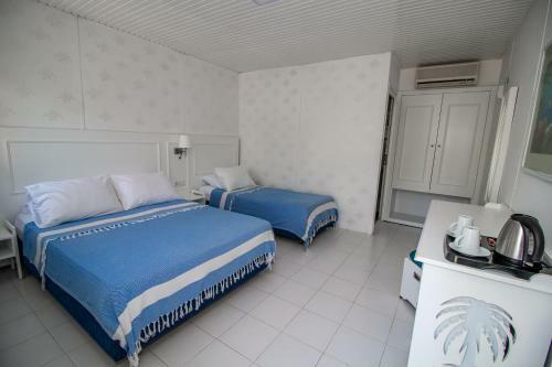 Blue & White Hotel