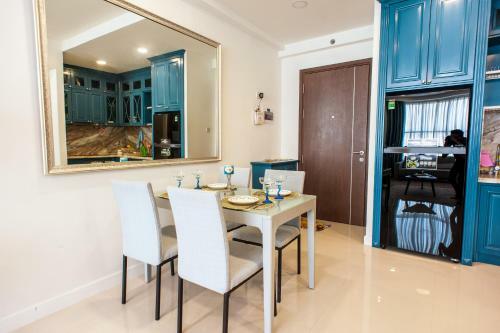 Infinity Edge Pool Apartments