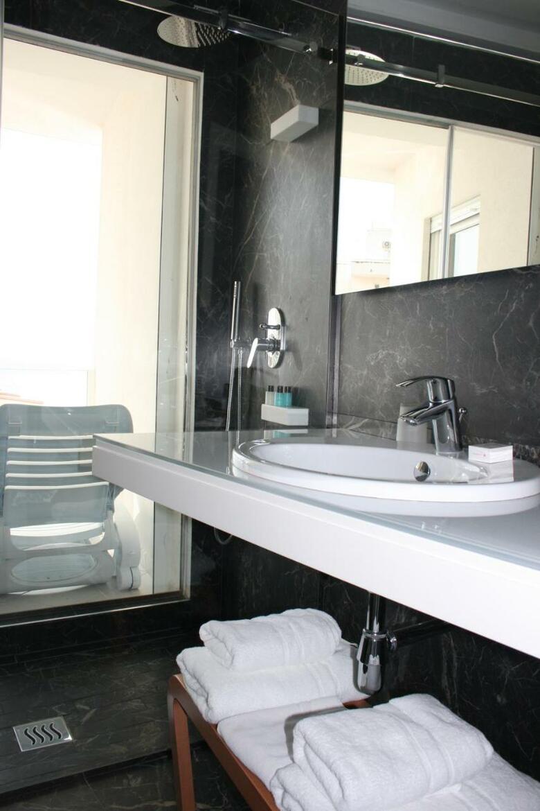Bougainville Bay Hotel