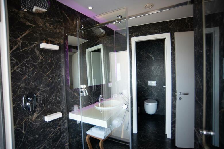 Bougainville Bay Hotel