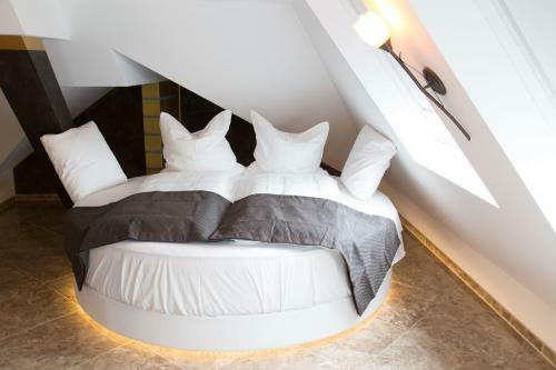 Alpha & Omega Hotel