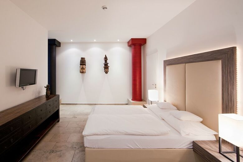 Hotel Burns Art & Culture