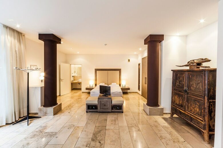 Hotel Burns Art & Culture