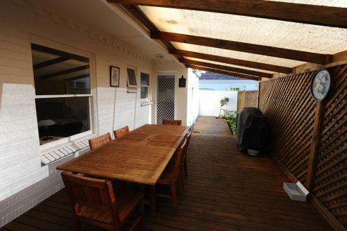 Glenelg Holiday Apartments-colonial Square