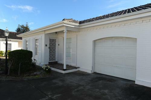 Glenelg Holiday Apartments-colonial Square