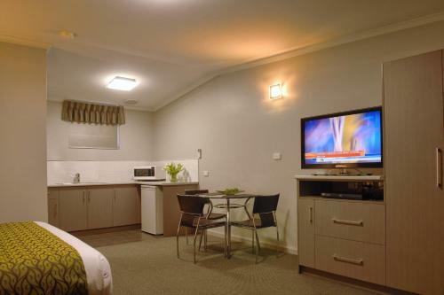Golden Chain Tower Motor Inn