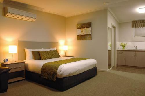 Golden Chain Tower Motor Inn