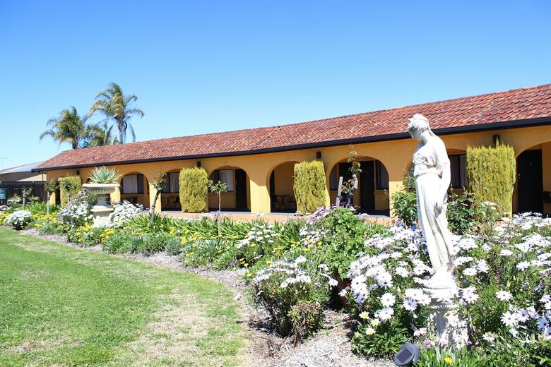 Twin Swans Motel