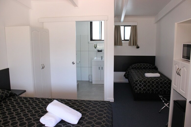 Twin Swans Motel