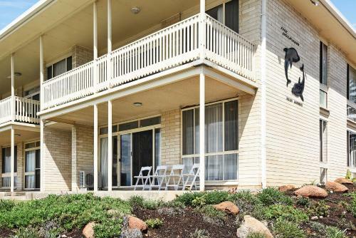 Dolphins Apartments
