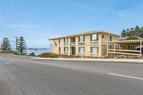 Dolphins Apartments