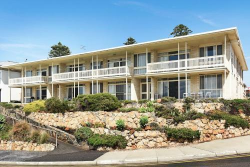 Dolphins Apartments