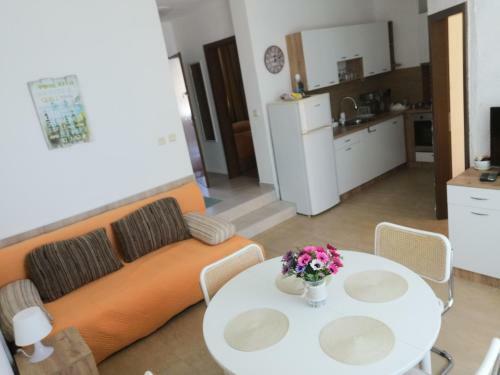 Apartments Elinor Budzhaka