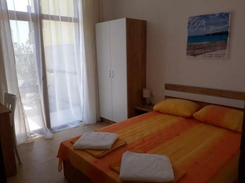 Apartments Elinor Budzhaka