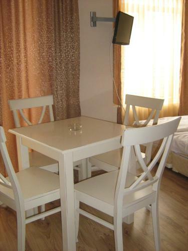 Apartment In Dawn Park Aparthotel