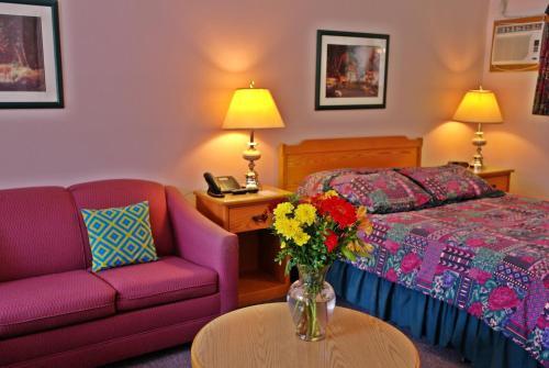 Colonial 900 Motel