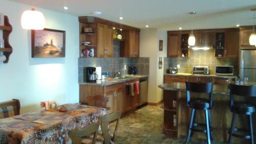 Above Naramata Bed & Breakfast
