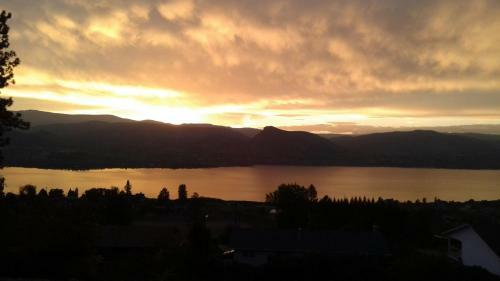 Above Naramata Bed & Breakfast