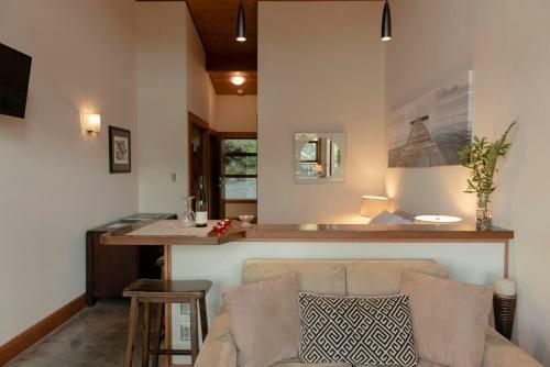 Hotel He-tin-kis Lodge