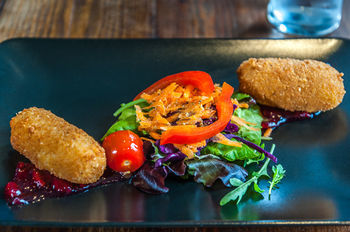 Woodenbridge Hotel & Lodge