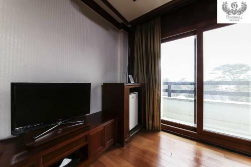Gunsan River Hill Tourist Hotel