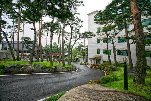 Gunsan River Hill Tourist Hotel