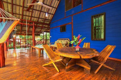 Hostal Tico Adventure Lodge