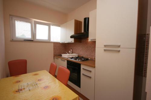 Apartments With A Parking Space Makarska - 6720