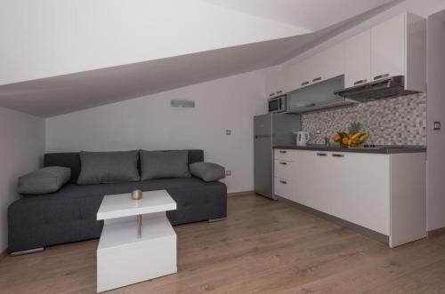 Apartments With A Parking Space Makarska - 6720