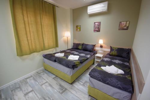 Hostal Guest House "the House"