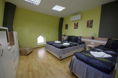 Hostal Guest House "the House"