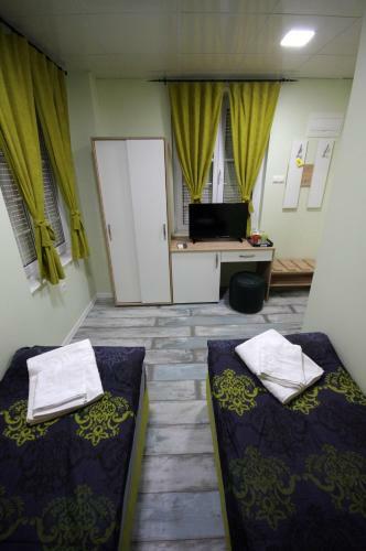 Hostal Guest House "the House"