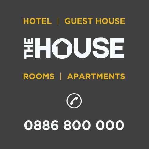 Hostal Guest House "the House"