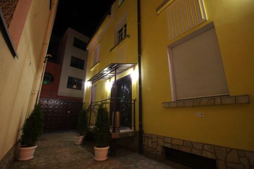 Hostal Guest House "the House"