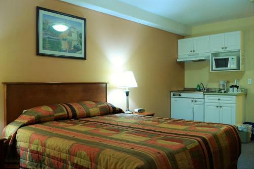 Hotel Aurora Park Inn & Suites